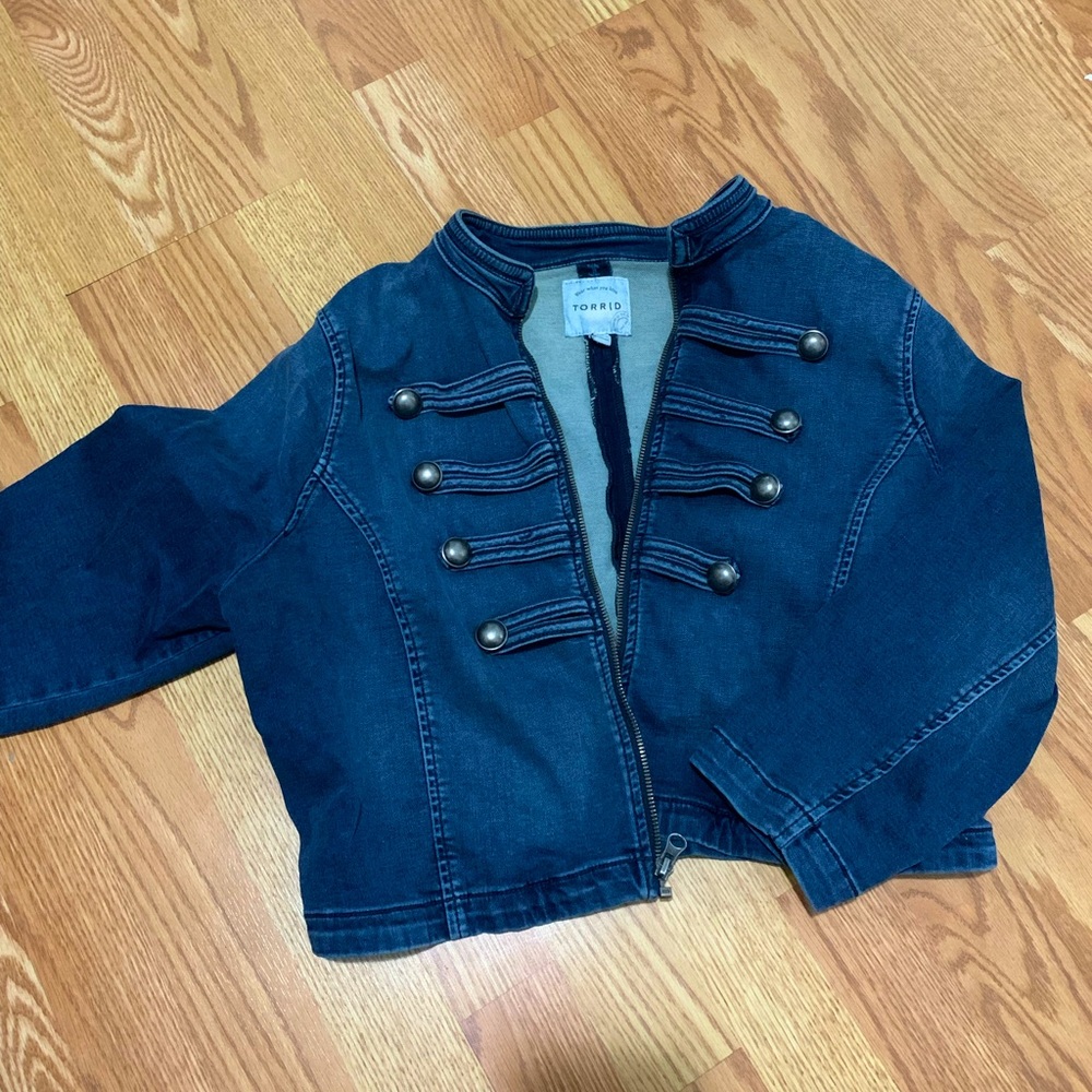 Super cute! Women’s 3/4 sleeve denim jacket.
